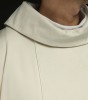 Ornat ecru z żakardowym pasem we wzór krzyża – wykończenie kołnierza