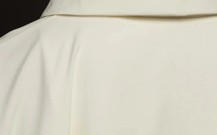 Ornat ecru ze złotym haftem krzyża – detal symbolu
