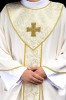 Ornat ecru ze złotym krzyżem i tkaniną żakardową