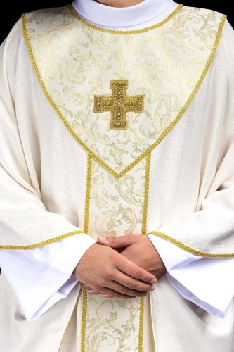 Ornat ecru ze złotym krzyżem i tkaniną żakardową