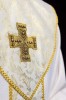 Ornat ecru ze złotym krzyżem i tkaniną żakardową – zbliżenie haftu