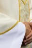 Ornat ecru ze złotym krzyżem i tkaniną żakardową – detal symbolu