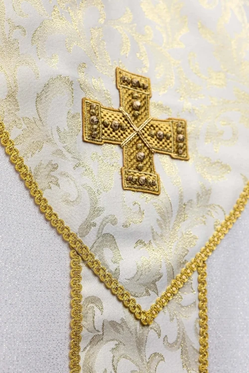 Ornat ecru ze złotym krzyżem i tkaniną żakardową – widok przodu