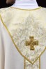 Ornat ecru ze złotym krzyżem i tkaniną żakardową – widok tyłu