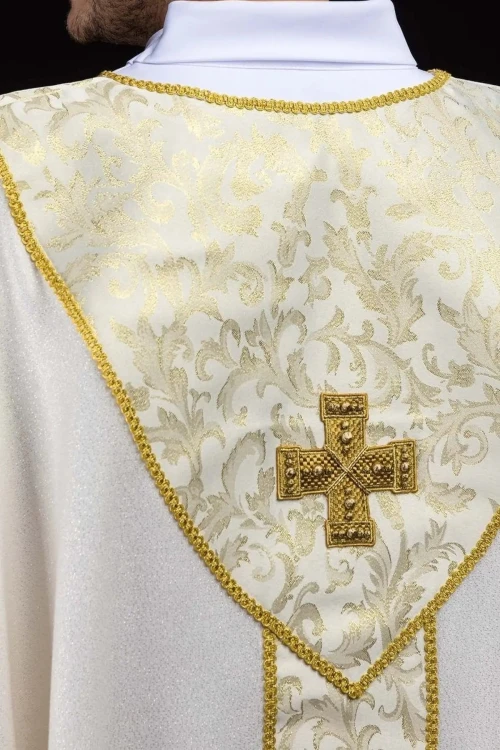 Ornat ecru ze złotym krzyżem i tkaniną żakardową – widok tyłu