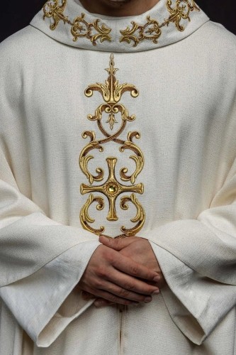 Ornat liturgiczny ecru bogato haftowany kamieniami