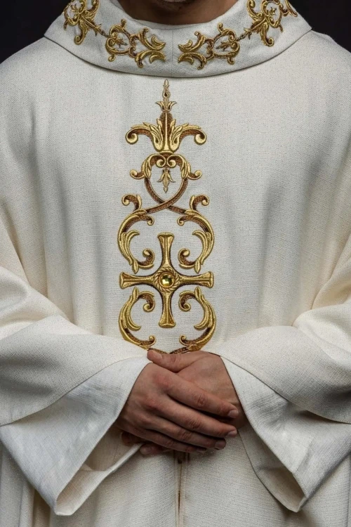 Ornat liturgiczny ecru bogato haftowany kamieniami