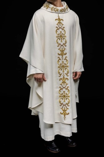 Ornat liturgiczny ecru bogato haftowany kamieniami – pełny widok