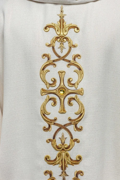 Ornat liturgiczny ecru bogato haftowany kamieniami – zbliżenie haftu