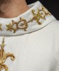 Ornat liturgiczny ecru bogato haftowany kamieniami – detal symbolu