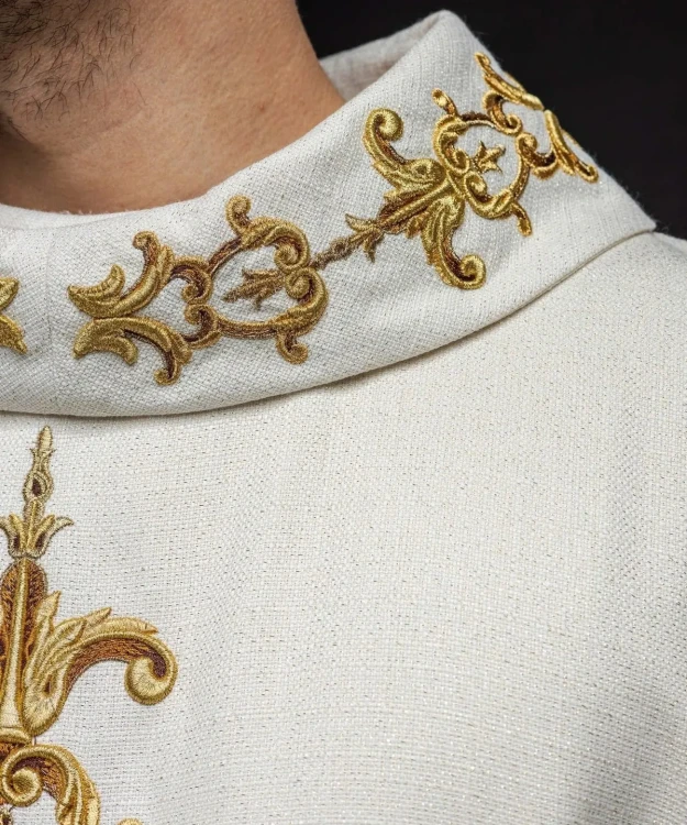 Ornat liturgiczny ecru bogato haftowany kamieniami – detal symbolu
