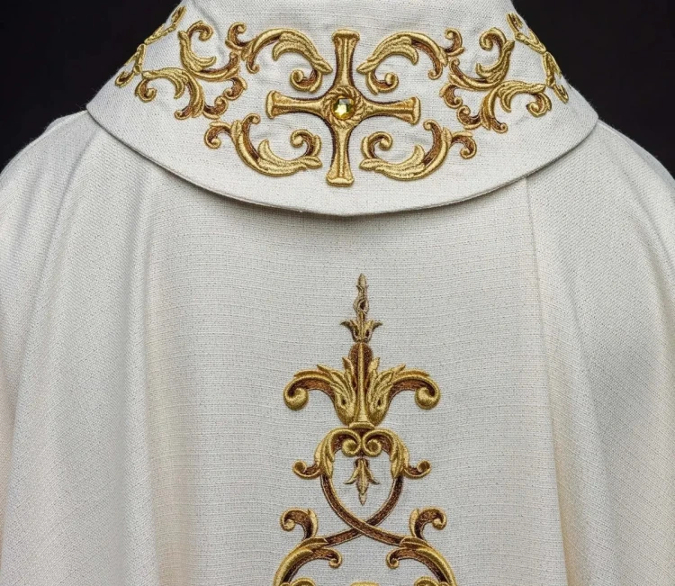 Ornat liturgiczny ecru bogato haftowany kamieniami – widok przodu