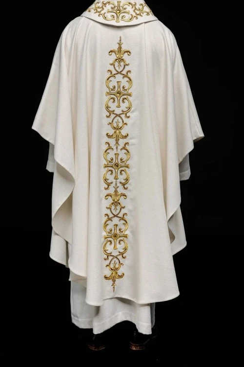 Ornat liturgiczny ecru bogato haftowany kamieniami – widok tyłu