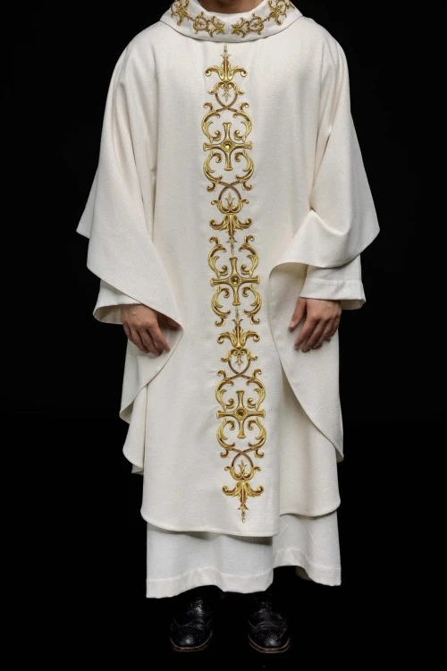 Ornat liturgiczny ecru bogato haftowany kamieniami – detal tkaniny