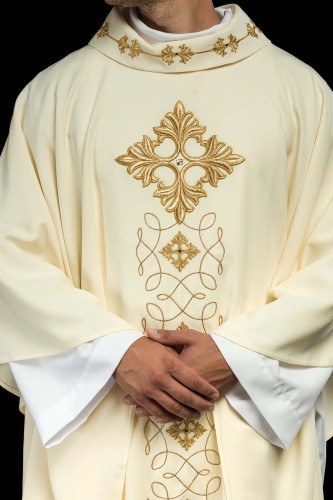 Ornat liturgiczny ecru bogato haftowany sznurkiem ozdobionym kamieniami
