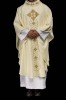 Ornat liturgiczny ecru bogato haftowany sznurkiem ozdobionym kamieniami – pełny widok