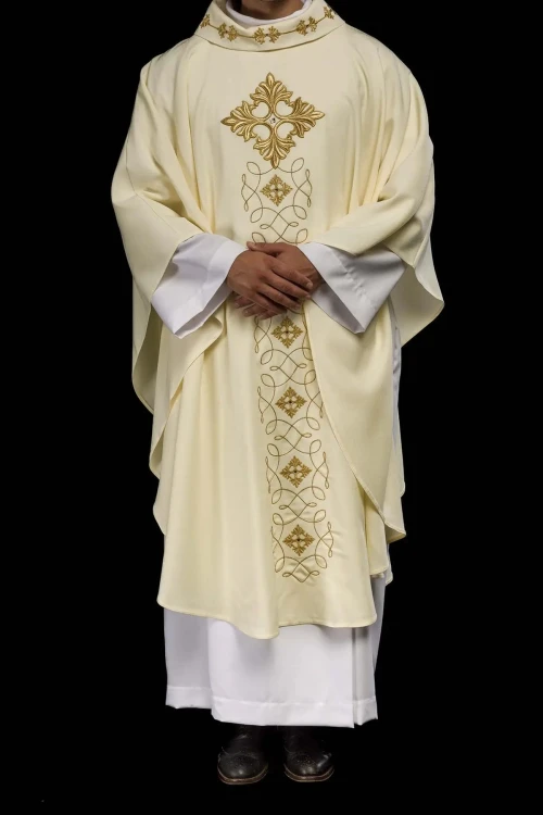 Ornat liturgiczny ecru bogato haftowany sznurkiem ozdobionym kamieniami – pełny widok