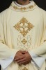 Ornat liturgiczny ecru bogato haftowany sznurkiem ozdobionym kamieniami – zbliżenie haftu