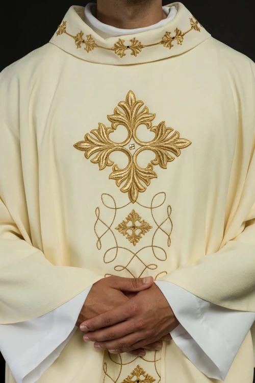 Ornat liturgiczny ecru bogato haftowany sznurkiem ozdobionym kamieniami – zbliżenie haftu