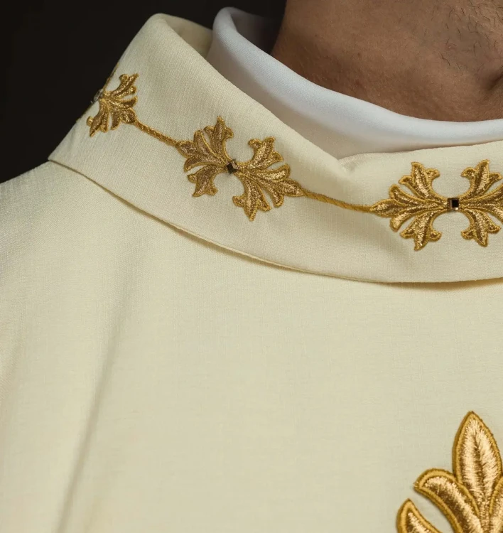 Ornat liturgiczny ecru bogato haftowany sznurkiem ozdobionym kamieniami – detal symbolu