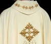 Ornat liturgiczny ecru bogato haftowany sznurkiem ozdobionym kamieniami – wykończenie kołnierza