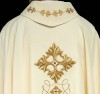 Ornat liturgiczny ecru bogato haftowany sznurkiem ozdobionym kamieniami – widok przodu