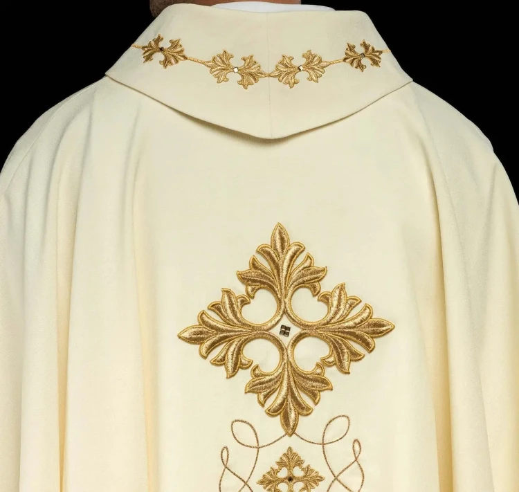 Ornat liturgiczny ecru bogato haftowany sznurkiem ozdobionym kamieniami – widok przodu