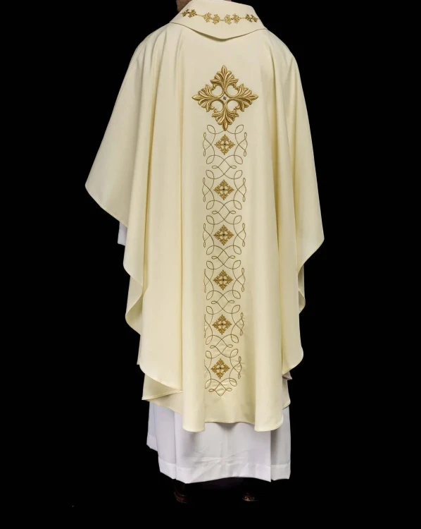 Ornat liturgiczny ecru bogato haftowany sznurkiem ozdobionym kamieniami – widok tyłu