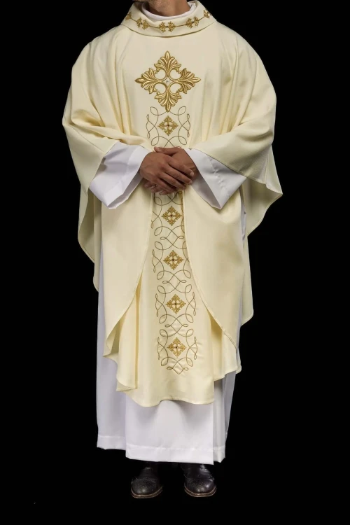Ornat liturgiczny ecru bogato haftowany sznurkiem ozdobionym kamieniami – detal tkaniny