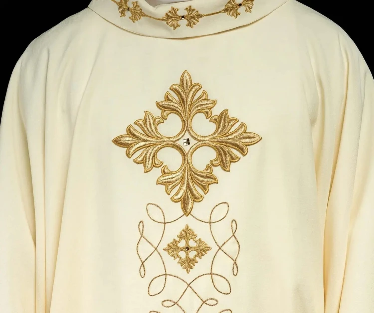 Ornat liturgiczny ecru bogato haftowany sznurkiem ozdobionym kamieniami – układ na sylwetce