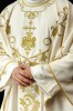 Ornat liturgiczny ecru haftowany z motywami IHS i winorośli – pełny widok