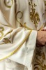 Ornat liturgiczny ecru haftowany z motywami IHS i winorośli – detal symbolu
