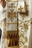 Ornat liturgiczny ecru haftowany z motywami IHS i winorośli – wykończenie kołnierza