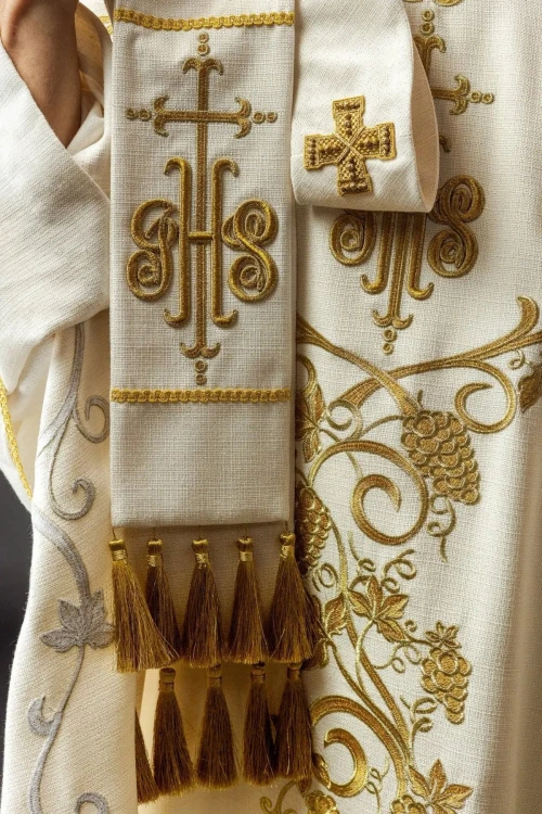 Ornat liturgiczny ecru haftowany z motywami IHS i winorośli – wykończenie kołnierza