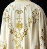 Ornat liturgiczny ecru haftowany z motywami IHS i winorośli – widok przodu