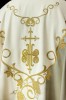 Ornat liturgiczny ecru haftowany z motywami IHS i winorośli – widok tyłu