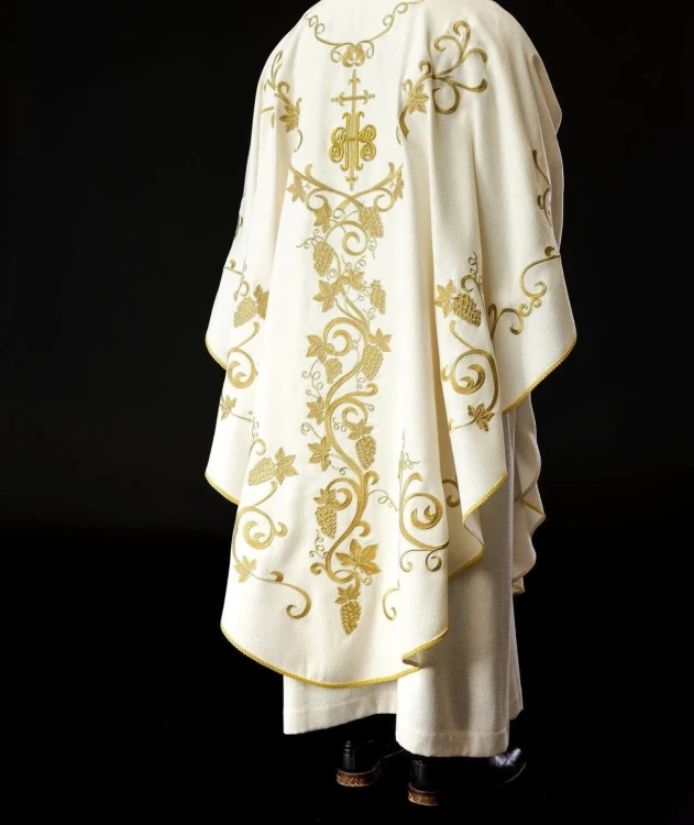 Ornat liturgiczny ecru haftowany z motywami IHS i winorośli – detal tkaniny