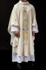 Ornat liturgiczny ecru z błyszczącej tkaniny ozdobiony koralikami