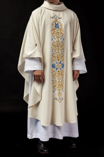 Ornat liturgiczny ecru z błyszczącej tkaniny ozdobiony koralikami