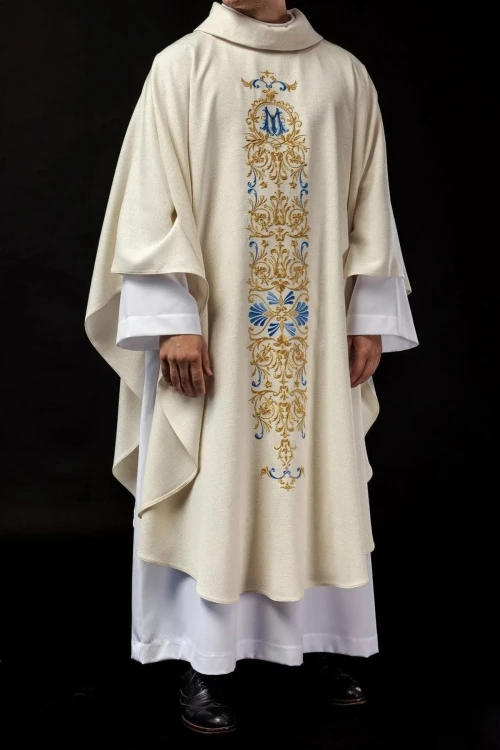 Ornat liturgiczny ecru z błyszczącej tkaniny ozdobiony koralikami
