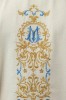 Ornat liturgiczny ecru z błyszczącej tkaniny ozdobiony koralikami – zbliżenie haftu
