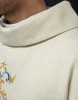 Ornat liturgiczny ecru z błyszczącej tkaniny ozdobiony koralikami – detal symbolu
