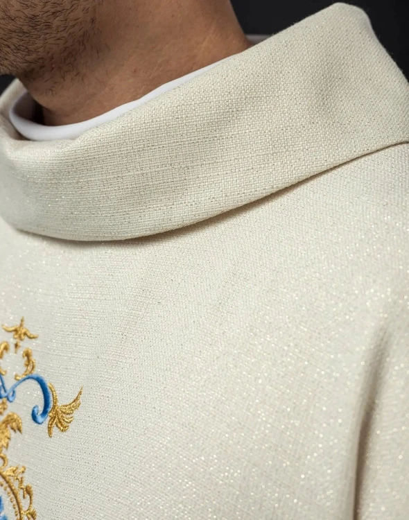 Ornat liturgiczny ecru z błyszczącej tkaniny ozdobiony koralikami – detal symbolu