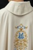 Ornat liturgiczny ecru z błyszczącej tkaniny ozdobiony koralikami – wykończenie kołnierza