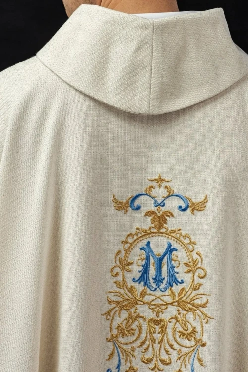 Ornat liturgiczny ecru z błyszczącej tkaniny ozdobiony koralikami – wykończenie kołnierza