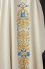 Ornat liturgiczny ecru z błyszczącej tkaniny ozdobiony koralikami – widok przodu