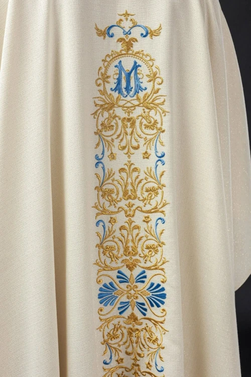 Ornat liturgiczny ecru z błyszczącej tkaniny ozdobiony koralikami – widok przodu