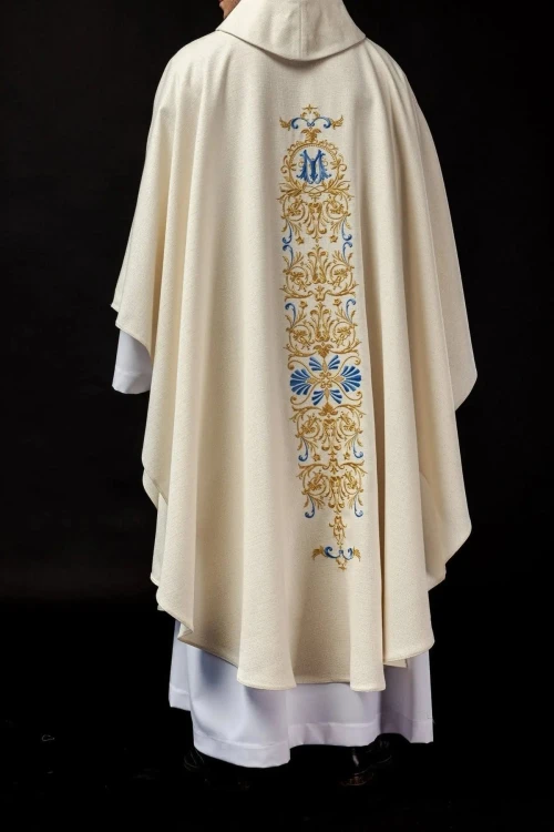 Ornat liturgiczny ecru z błyszczącej tkaniny ozdobiony koralikami – widok tyłu