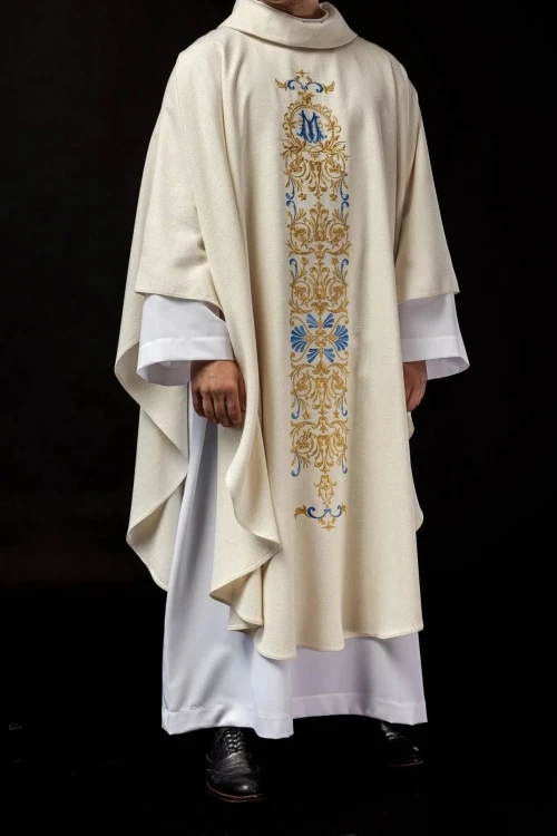 Ornat liturgiczny ecru z błyszczącej tkaniny ozdobiony koralikami – detal tkaniny
