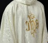 Ornat liturgiczny ecru z haftem IHS na ozdobnej tkaninie